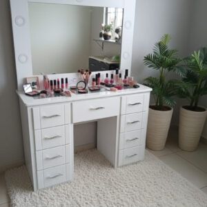 Mesa Tocador con Espejo, Luces led y Toma Corriente
